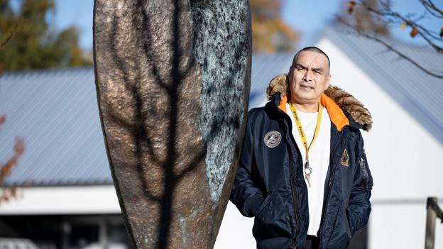 Søren Jensen er formand for beboerrådet på Bostedet Hadsund. Her står han ved skulpturen "Kimen", som han var med til at vælge til bostedets torv. "Kimen" er lavet af billedhugger Christian Svendsen. <i>Foto: Claus Søndberg</i>