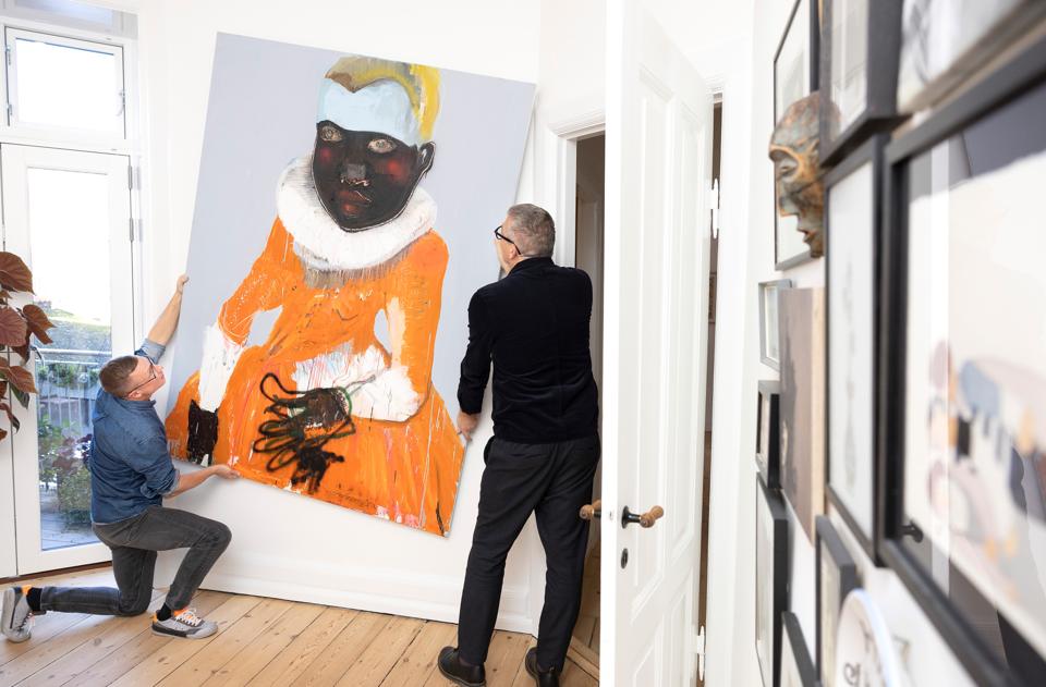 Nogle bruger penge på designermøbler og nye køkkener – andre på kunst. Kenneth Jakobsen Bøye og Peter Juul har i tyve år indrettet sig med kunst – nu åbner de deres hjem op for andre til inspiration og mulighed for at gøre et fund. <i>Foto: Claus Søndberg</i>