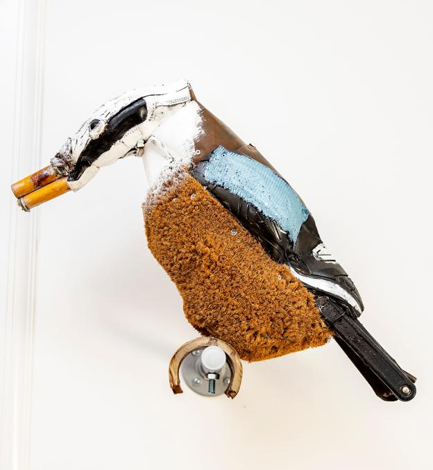 En stor skovskade lavet af genbrugsmaterialer af den tyske kunstner Matthias Garff er et af parrets senest indkøbte værker. De har endnu ikke haft besøg af nogen, der deler deres begejstring over fuglen, men debatterne om den viser ifølge Peter Juul kunstens rolle som samtalestarter. <i>Foto: Claus Søndberg</i>