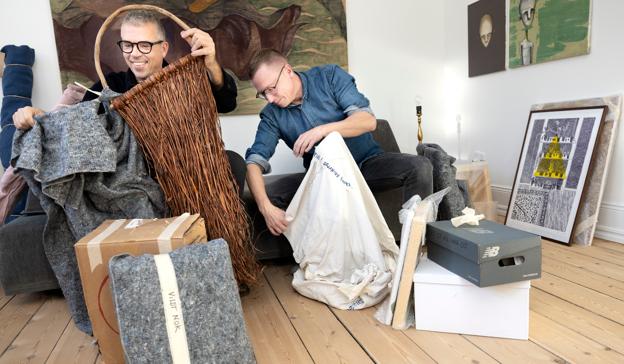 Udpakning. Den primære vision bag Kunst i Stuerne er ikke at lave en udstilling, men at vise, hvordan man kan bruge kunsten i et hjem. Alle værkerne, der udstilles, er til salg. Priserne ligger mellem 500 og 32.000 kr. <i>Foto: Claus Søndberg</i>
