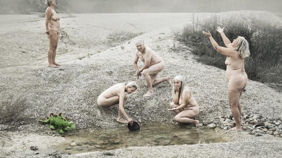 Klimaet er vores vigtigste emne lige nu. Det er den nøgne sandhed, mener Bedsteforældrenes Klimaaktion Aalborg - og smider tøjet for at gøre opmærksom på det. <i>Foto: Lars V. Andersen</i>