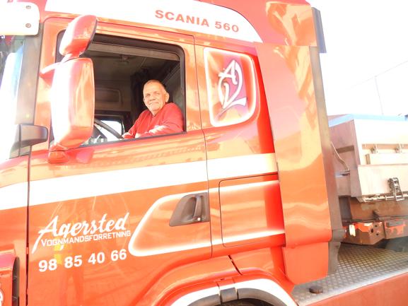 Her er det Agersted Vognmandsforretning, med chauffør Arne Thomsen der for læsset ca. 27 tons på lastbilen.