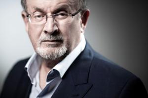 Salman Rushdie har mistet synet på det ene øje efter knivangreb