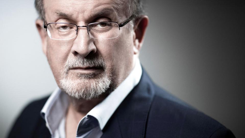 Forfatteren bag "De Sataniske Vers" Salman Rushdie har fået varige skader, efter at han i august i år blev angrebet, netop som han gik på scenen ved et arrangement i staten New York. (Arkivfoto). <i>Joel Saget/Ritzau Scanpix</i>