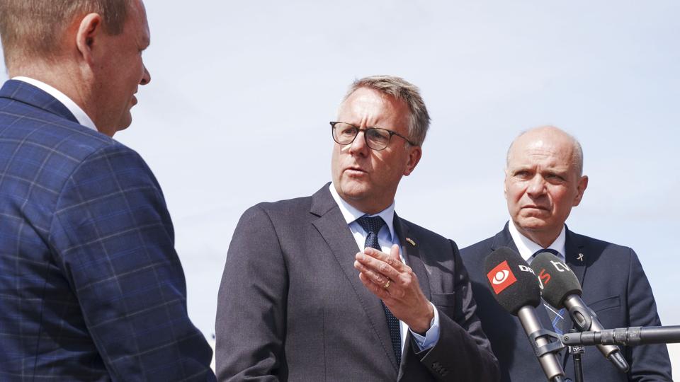 Forsvarsminister Morten Bødskov (S) og Søren Gade (V) ses her til pressemøde om Esbjerg Havn i maj måned. Søren Gade er formand for Esbjerg Havn. <i>Bo Amstrup / Ritzau Scanpix/Ritzau Scanpix</i>