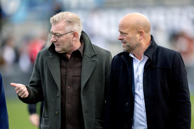 Klubejer Jacob Andersen (tv.) holder stadig hånden under Vendsyssel FF, men fra og med næste sæson er det målet, at klubben med administrerende direktør Lars Glinvad (th.) i spidsen skal generere et overskud.