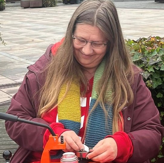 Pia Thorsen, Enhedslisten, laver nøgleringe et sted på turen med karavanen. <i>Privat foto</i>