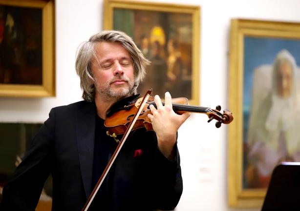 Daniel Rowland med Grieg på violinen og stor kunst på væggene.
