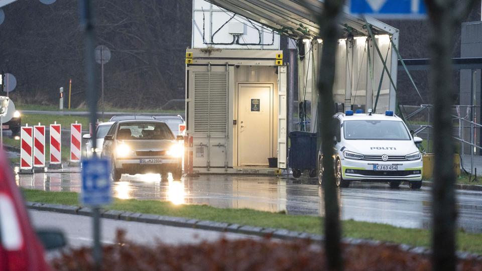 Grænsekontrollen volder ifølge to sønderjyske borgmestre problemer med afviklingen af trafikken. Nu erklærer justitsminister sig klar til at se på, om kontrollen kan indrettes mere fleksibelt. (Arkivfoto). <i>Frank Cilius/Ritzau Scanpix</i>