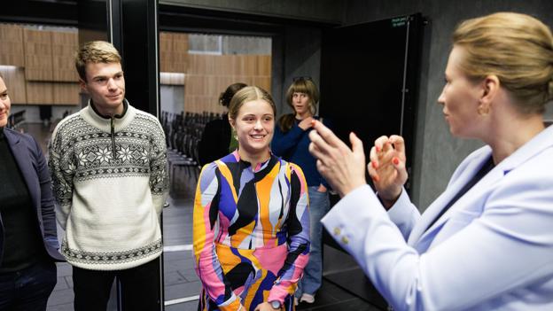 Jacob Hamborg (TV) og Kirsten Marie Hedegaard Sandal er begge førstegangsvælgere, og de var betroet med den ærefulde opgave at gå rundt med mikrofon til spørgerne blandt publikum. <i>Foto: Bo Lehm</i>