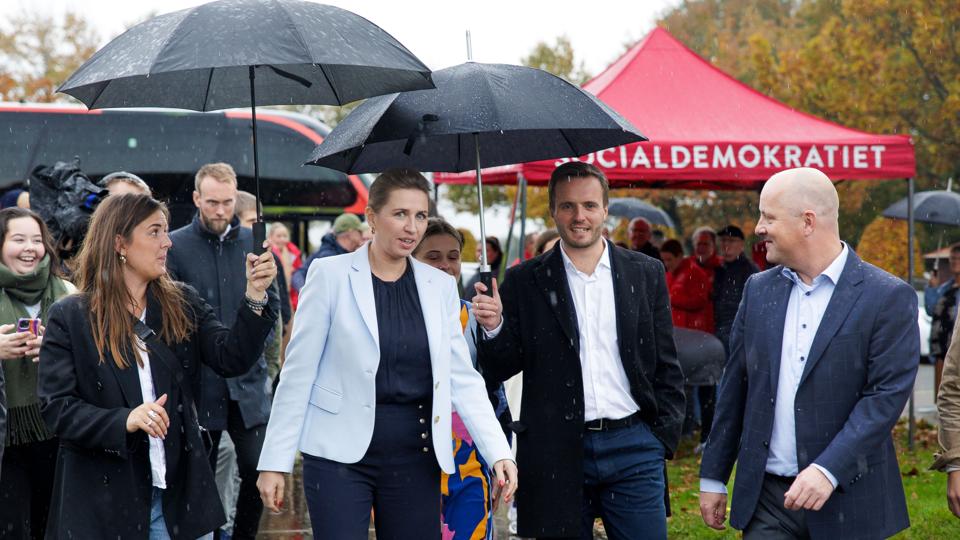 Statsminister Mette Frederiksen (S) slog mandag vejen forbi Thisted Gymnasium & HF, hvor hun gik i dialog med eleverne. <i>Foto: Bo Lehm</i>