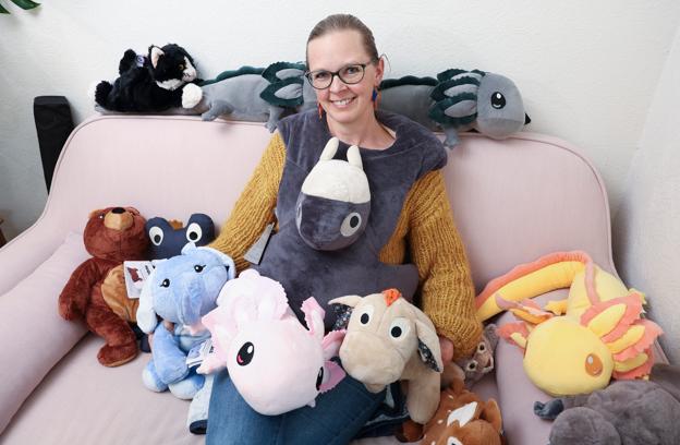 Her sidder Camilla Mellergaard Olsen i sit nye showroom, overdynget med et udvalg af tyngdebamser, herunder den populære Axolotl. <i>Foto: Bente Poder</i>