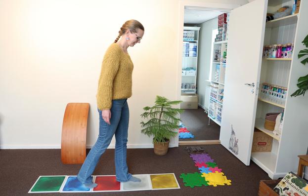 Camilla Mellergaard Olsen i færd med at demonstrere et motorisk spil i sit nye showroom. <i>Foto: Bente Poder</i>