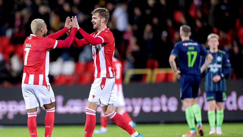 Marco Ramkilde og Allan Sousa stod bag AaB's føringsmål, men det kunne ikke redde mandag aften på Aalborg Portland Park. <i>Foto: Lars Pauli</i>