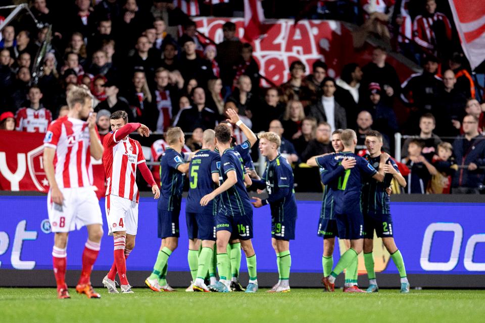 AaB-spillerne kunne se skuffede til, mens Viborg-spillerne jublede over en fortjent sejr. <i>Foto: Lars Pauli</i>
