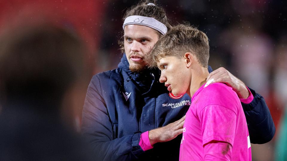 AaB's nye reservekeeper Oscar Linnér var hurtig til at tage hånd om 17-årige Theo Sander efter mandagens kamp. <i>Foto: Lars Pauli</i>