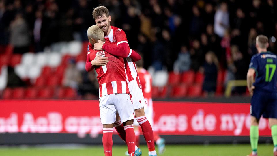 Da håbet endnu var lysegrønt mandag aften: Marco Ramkilde takker Allan Sousa for en flot assist til AaB's føringsmål. <i>Foto: Lars Pauli</i>