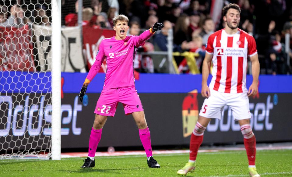 Theo Sander fik syv kampe i Superligaen i efteråret. Her er det hjemmebanedebuten mod Viborg 24. oktober, der ikke gik helt, som den unge målmand havde håbet. <i>Arkivfoto: Lars Pauli</i>