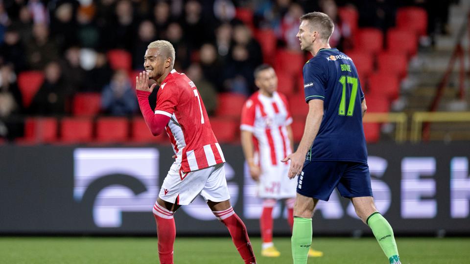 Allan Sousa er igen på bænken, når AaB møder Silkeborg. <i>Arkivfoto: Lars Pauli</i>
