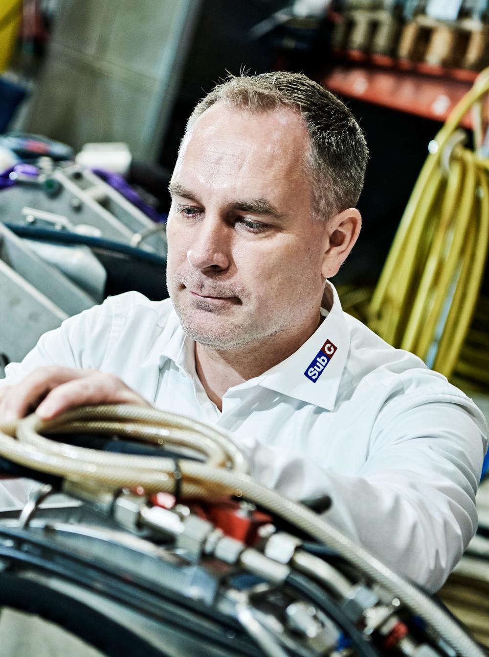 Tonny Klein kigger her på detaljer i produktionen. Tonny Klein kigger her på detaljer i produktionen.