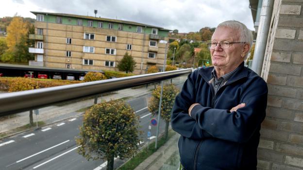 Ib Mejer Christensen bor i en lejlighed i Jernbanegade 12, anden sal, over for Klochhuset. Han er bekymret for, at det planlagte byggeri ikke bliver pænt. Ib Mejer Christensen foreslår, at man hejser en container op i 46 meters højde, så folk kan se, hvor høj en ny skyskraber kan blive. <i>Arkivfoto: Lars Pauli</i>