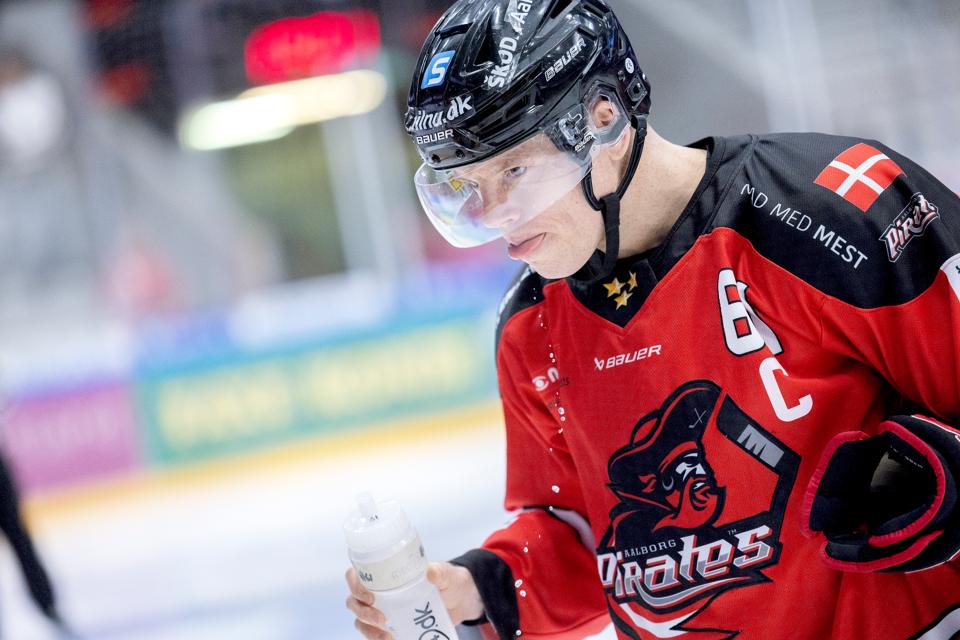 Kaptajn Julian Jakobsen skal i første omgang sammen med sine pirater forsøge at skøjte forbi SønderjyskE i semifinalen ved Final 4- stævnet i Aalborg i februar. <i>Foto: Lars Pauli</i>