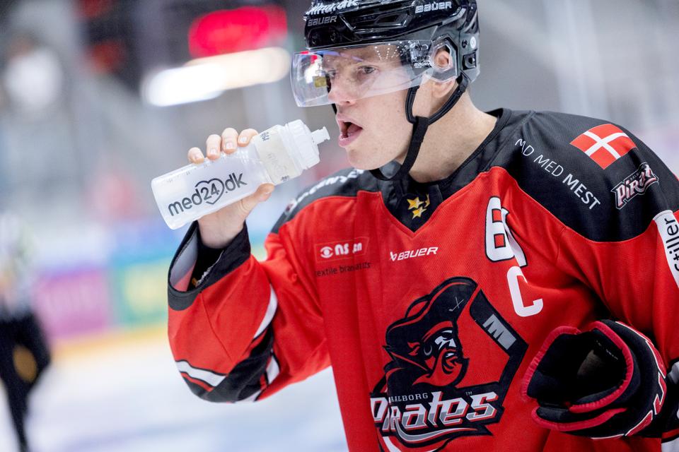 Julian Jakobsen måtte nøjes med at være tilskuer i den sidste del af kampen mod Odense. <i>Arkivfoto: Lars Pauli</i>