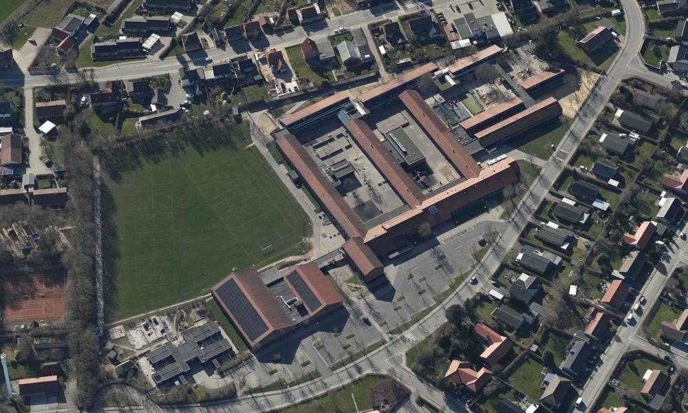 Solbjergskolen i Solbjerg syd for Aarhus bærer skolen præg af, at der efter flere mindre udvidelser, siden skolen stod færdig i 1965, er behov for at skabe sammenhæng mellem afdelingerne.
