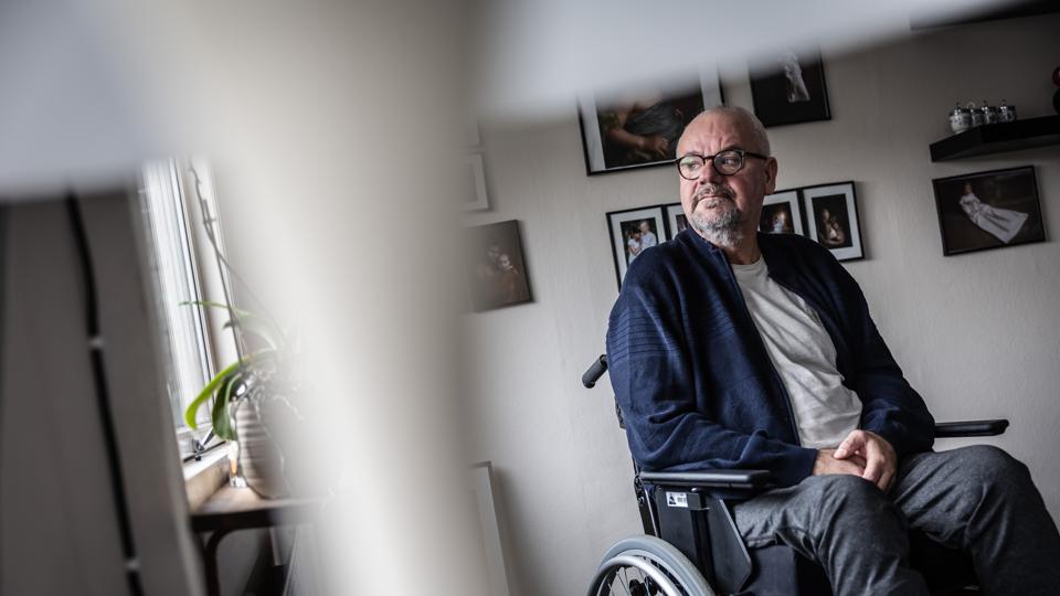 Peter Muhl har fået den alvorlige sygdom ALS. En form for muskelsvind, som der ikke er nogen behandling for, og hvor man gradvist - og ofte hurtigt - mister muskelkraft. - Man slukker for det lange lys og sætter det i mellemposition, som Peter Muhl udtrykker det. <i>Foto: Martin Damgård</i>