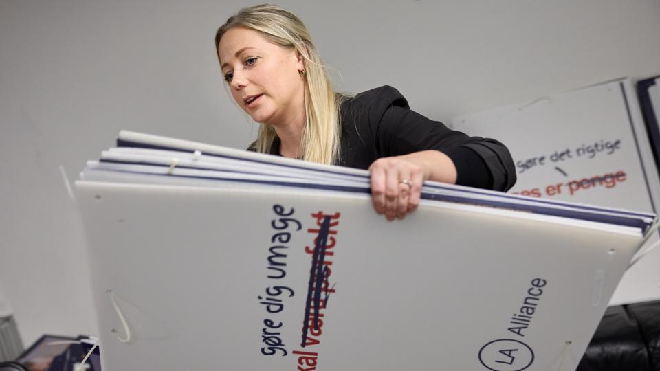 Solbjørg Jakobsen, spidskandidat for LA i Nordjylland, pakker merchandise i LAU's lokale. LA stormer frem i meningsmålingerne, og lige nu peger alt i retningen af, at Solbjørg Jakobsen er på vej i Folketinget. <i>Foto: Henrik Bo</i>