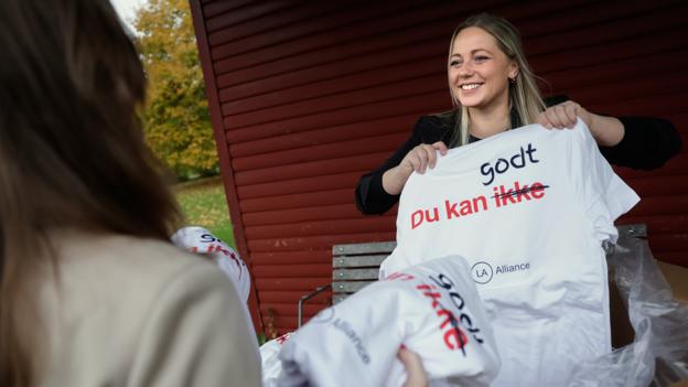 Solbjørg Jakobsen pakker merchandise i Aalborg, inden hun skal til debat. En plads i Folketinget kommer ikke af sig selv - valgkampen er lang, hård og kræver hjælp fra familie og frivillige. <i>Foto: Henrik Bo</i>