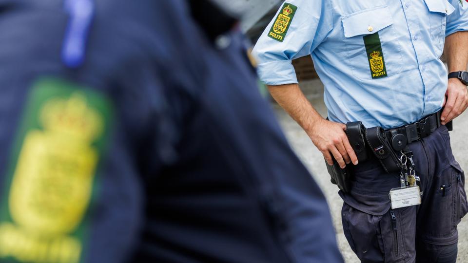 Genre foto af forskellige politi udstyr og situationer. Hånd på pistol + udstyr. Frederikshavn 07. september 2022. <i>Foto: Henrik Bo</i>