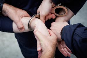 24-årig anholdt for knivstikkeri i gågade - to mistænkte fortsat på fri fod