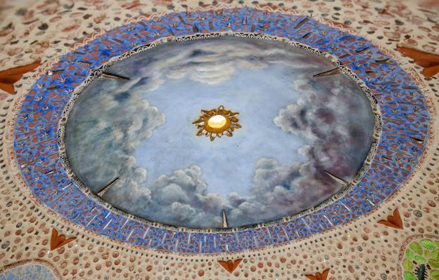 Der er kig til himlen inde under skulpturens kuppel. <i>Foto: Bo Lehm</i>