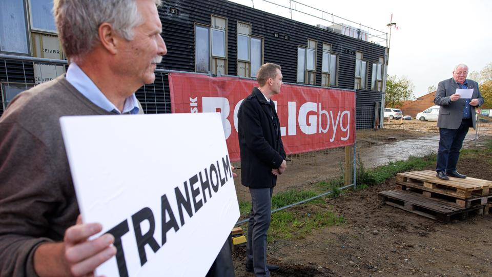 Tre kommunale hovedpersoner ved dagens rejsegilde. Teknisk drift-chef Niels Pedersen viser skiltet med vindernavnet. Viceborgmester Jesper Balle Kristensen holdt den ene tale, og Ansgar Nygaard, formand for Boligselskabet Nykøbing Mors, er på pallerne i gang med at holde den anden.