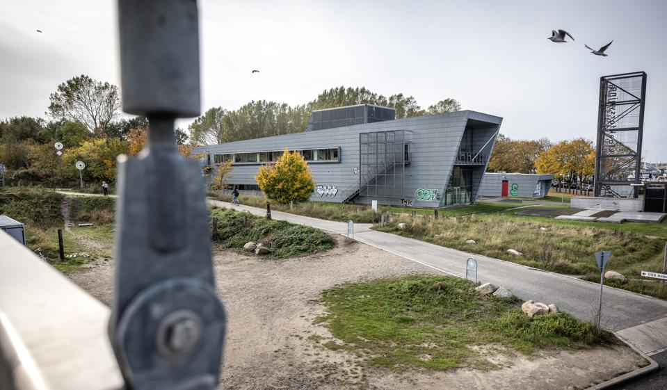 Aalborg Forsyning vil sælge en række bygninger - blandt andet denne på Vestre Havnepromenade, som beboerne i bydelen er meget lune på. <i>Arkivfoto: Martin Damgård</i>
