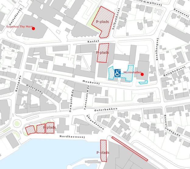 Områderne skraveret med rødt er mulige P-pladser i gå-afstand fra Munkehallen. Der er handicap-parkering og parkering for gangbesværede i gården ved indgangen til valgstedet. Det er området skraveret med blå. <i>Illustration: Thisted Kommune</i>