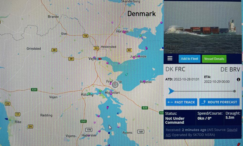 Containerskibet 'Ragna' ligger fredag formiddag fortsat grundstødt. Containerskibet 'Ragna' ligger fredag formiddag fortsat grundstødt.