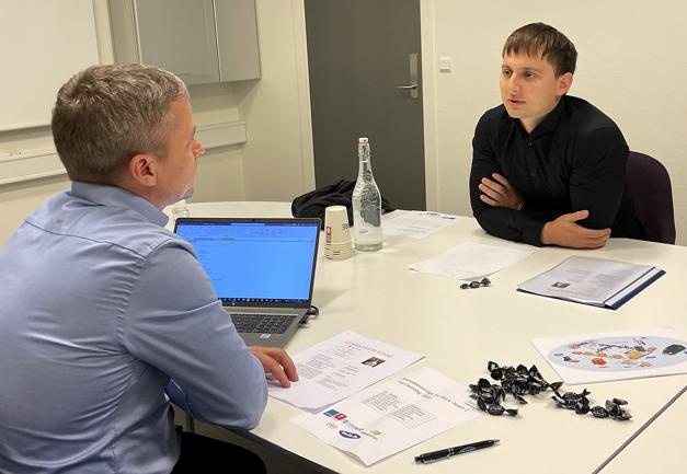Efter virksomhedspræsentationerne var der jobsamtaler/speeddates. Her er det Kristian Sørensen (tv), teknisk chef hos Bila, der er i gang med en kandidat.