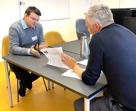 Henrik Kildedal Mathiesen (th), HR Manager hos Körber Supply Chain, har en samtale med en kandidat.