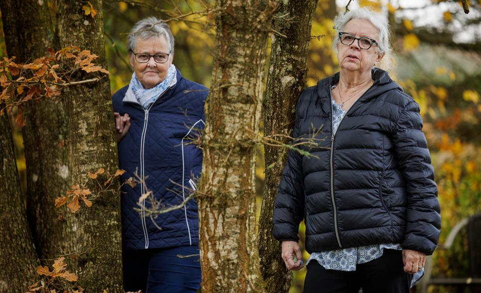 Jette Ulstrup (tv) og Anna Kristensen er frivillige, certificerede instruktører til Lær at Tackle-kurser. De er kede af, at Rebild Kommune lukker kurserne for at spare 240.000 kroner. <i>Foto: Torben Hansen</i>