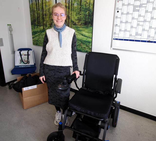 Aktivitetsmedarbejder Amanda Østergaard Christensen har stået for indkøbene og står her ved en ny el-kørestol.