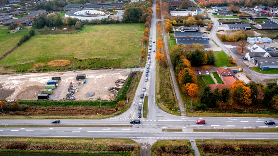 Gistrup oplever i øjeblikket store trafikale problemer, og bilisterne skal vælge mellem enten at køre en kæmpe omvej eller holde i lang kø. <i>Foto: Torben Hansen</i>