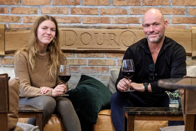 I dag kan du primært møde Stig Christensen, hans datter (tv.) og konen i den lille vinbar i Danmarksgade.
