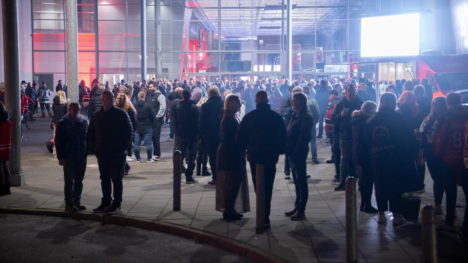 De mange publikummer måtte en tur udenfor, mens brandfolkene sikrede sig, at der ikke var ild inden for i Gigantium. <i>Foto: Claus Søndberg</i>