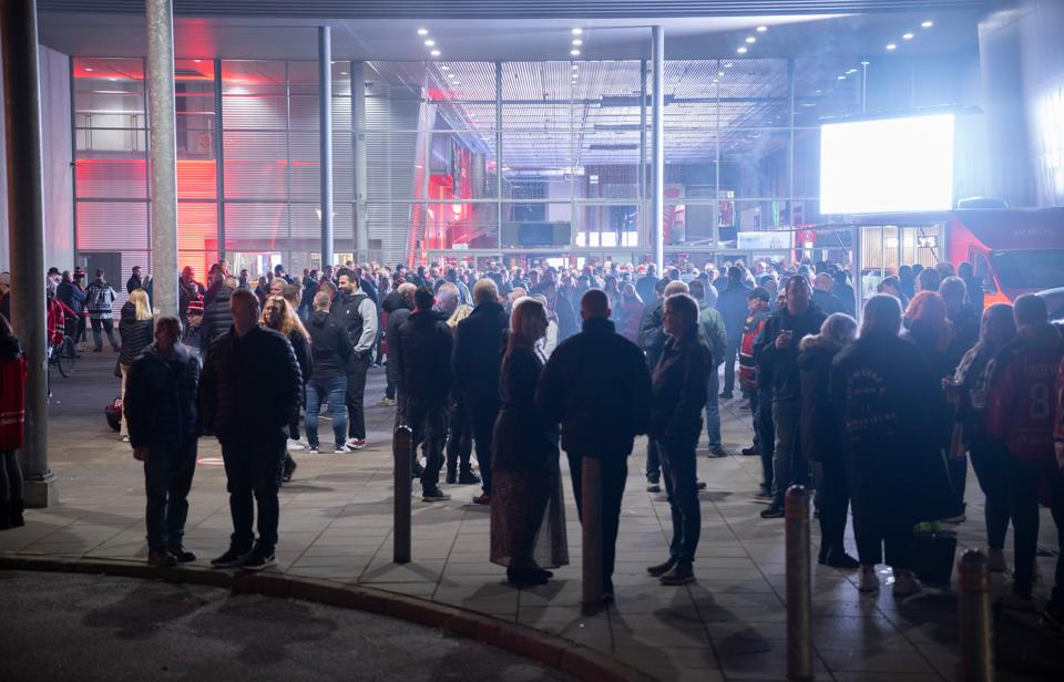 Trods evakueringen var stemning god foran Gigantium fredag aften, fortæller beredskabet. <i>Foto: Claus Søndberg</i>