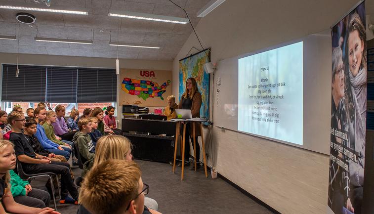 Skoleleder Sonja Abrahamsen præsenteret næste sang for eleverne.