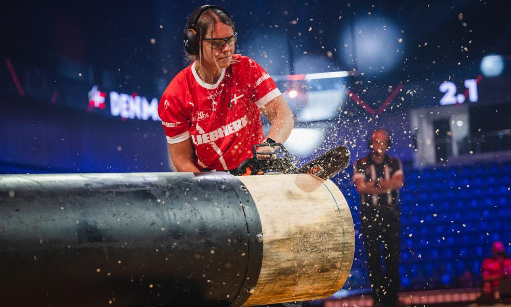 Felixia Banck gik som første kvinde nogensinde på scenen under et VM Stihl Timbersports. Felixia Banck gik som første kvinde nogensinde på scenen under et VM Stihl Timbersports.