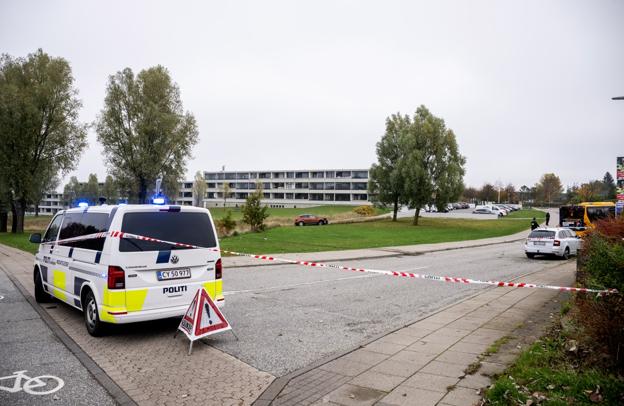 Politiet afspærrede vejkrydset ved Hellevangen efter ulykken. <i>Foto: Jan H. Pedersen</i>