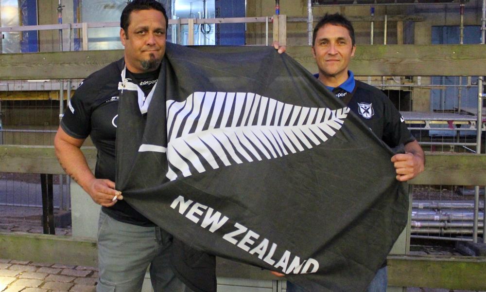 Brødreparret Chris og Justin håbede med al tydelighed på, at New Zealands Jason Wynyard ville snuppe sin tiende VM-sejr. Brødreparret Chris og Justin håbede med al tydelighed på, at New Zealands Jason Wynyard ville snuppe sin tiende VM-sejr.